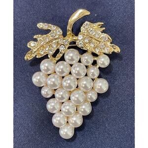 NWOT Grape Brooch Pin Gold Tone White Faux Pearl Rhinestone Fruit Jewelry
